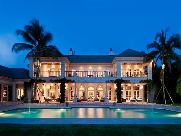 Pedido de Residência - Página 2 Palm-beach-mansion-at-night-with-pool-fountains
